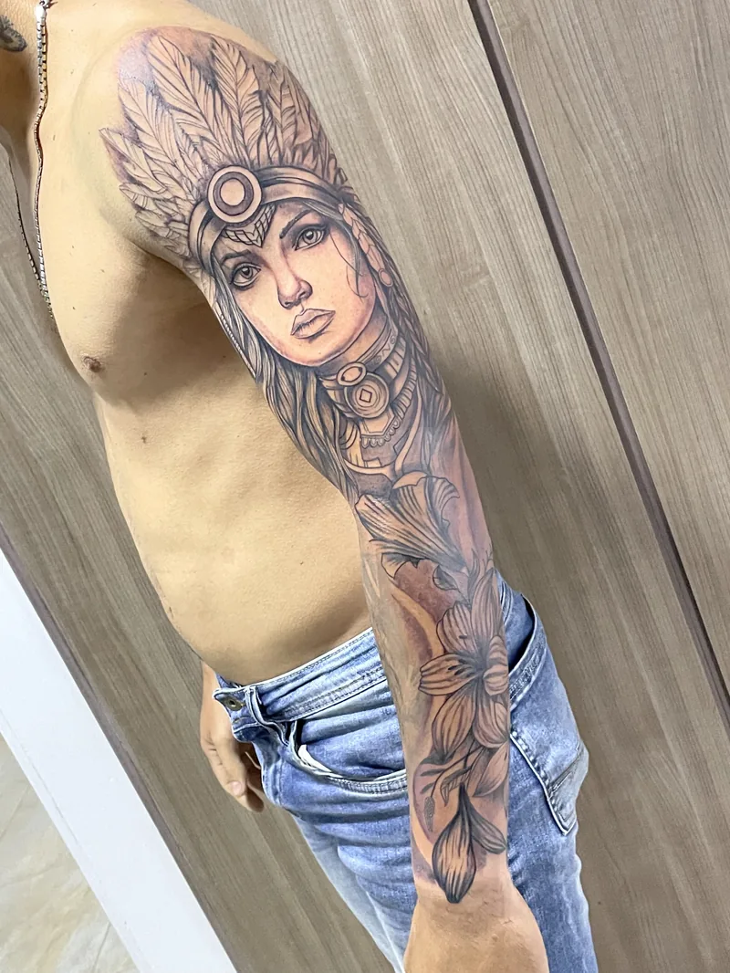 Trabajo de tatuaje blackwork