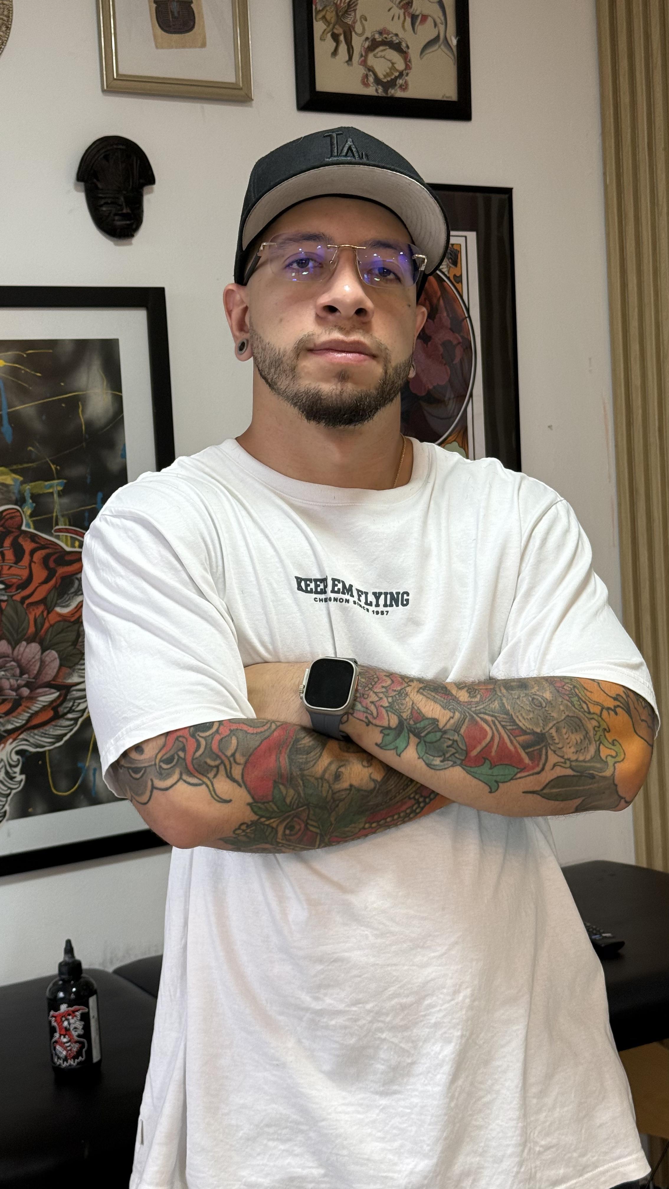 Artista tatuador NVS en su estudio